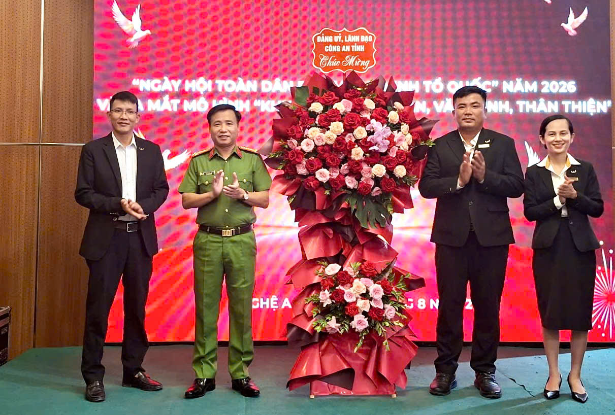 Đồng chí Đại tá Nguyễn Duy Thanh, Ủy viên Ban Thường vụ Đảng ủy, Phó Giám đốc Công an tỉnh tặng hoa chúc mừng Khu sinh thái Mường Thanh - Diễn Lâm