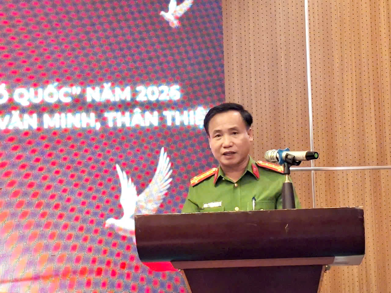 Đồng chí Đại tá Nguyễn Duy Thanh, Ủy viên Ban Thường vụ Đảng ủy, Phó Giám đốc Công an tỉnh phát biểu tại Ngày hội 