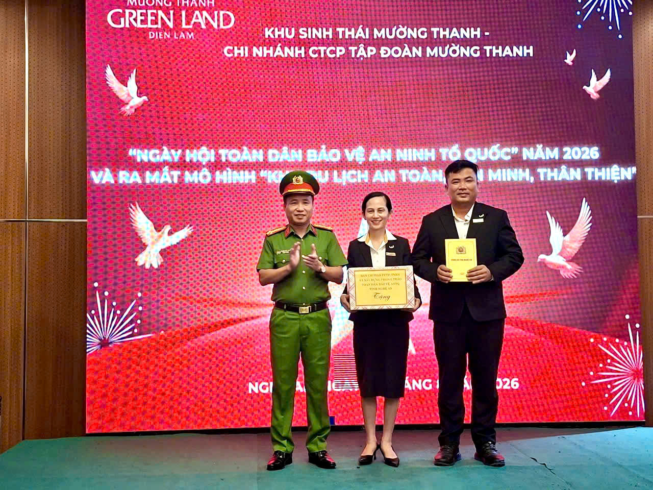 Đồng chí Đại tá Nguyễn Duy Thanh, Ủy viên Ban Thường vụ Đảng ủy, Phó Giám đốc Công an tỉnh tặng quà Khu sinh thái Mường Thanh - Diễn Lâm