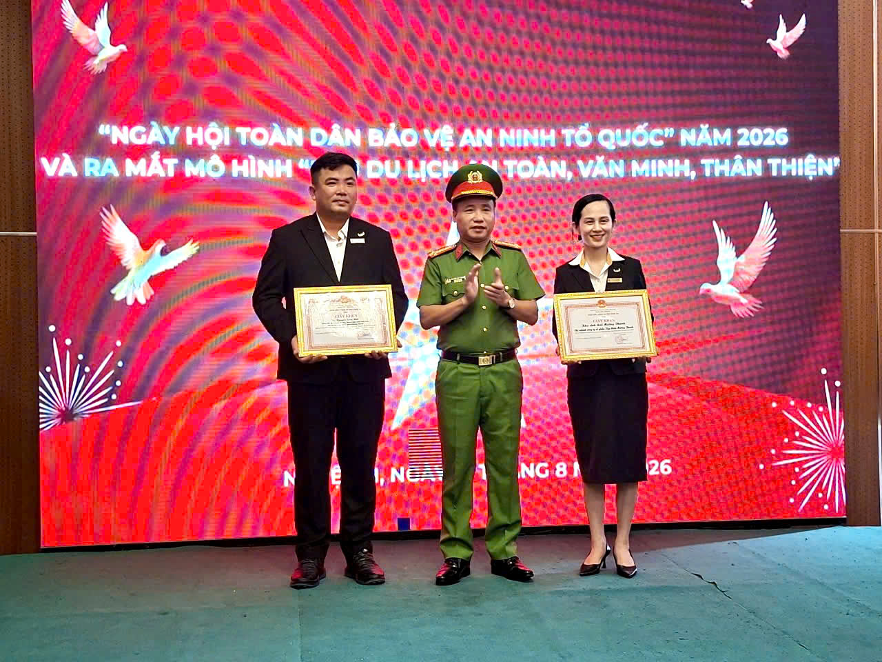 Đồng chí Đại tá Nguyễn Duy Thanh, Ủy viên Ban Thường vụ Đảng ủy, Phó Giám đốc Công an tỉnh trao Giấy khen của Giám đốc Công an tỉnh tặng cá nhân có thành tích xuất sắc