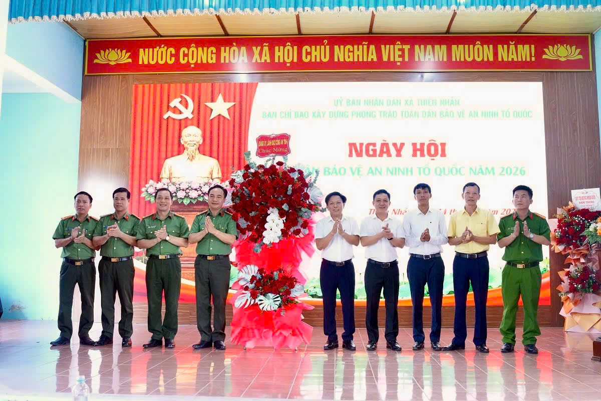 Thay mặt Ban Thường vụ Đảng ủy, Lãnh đạo Công an tỉnh, đồng chí Đại tá Nguyễn Huy  Khích, Phó Giám đốc Công an tỉnh tặng hoa chúc mừng Đảng bộ, chính quyền và Nhân dân xã Thiên Nhẫn 
