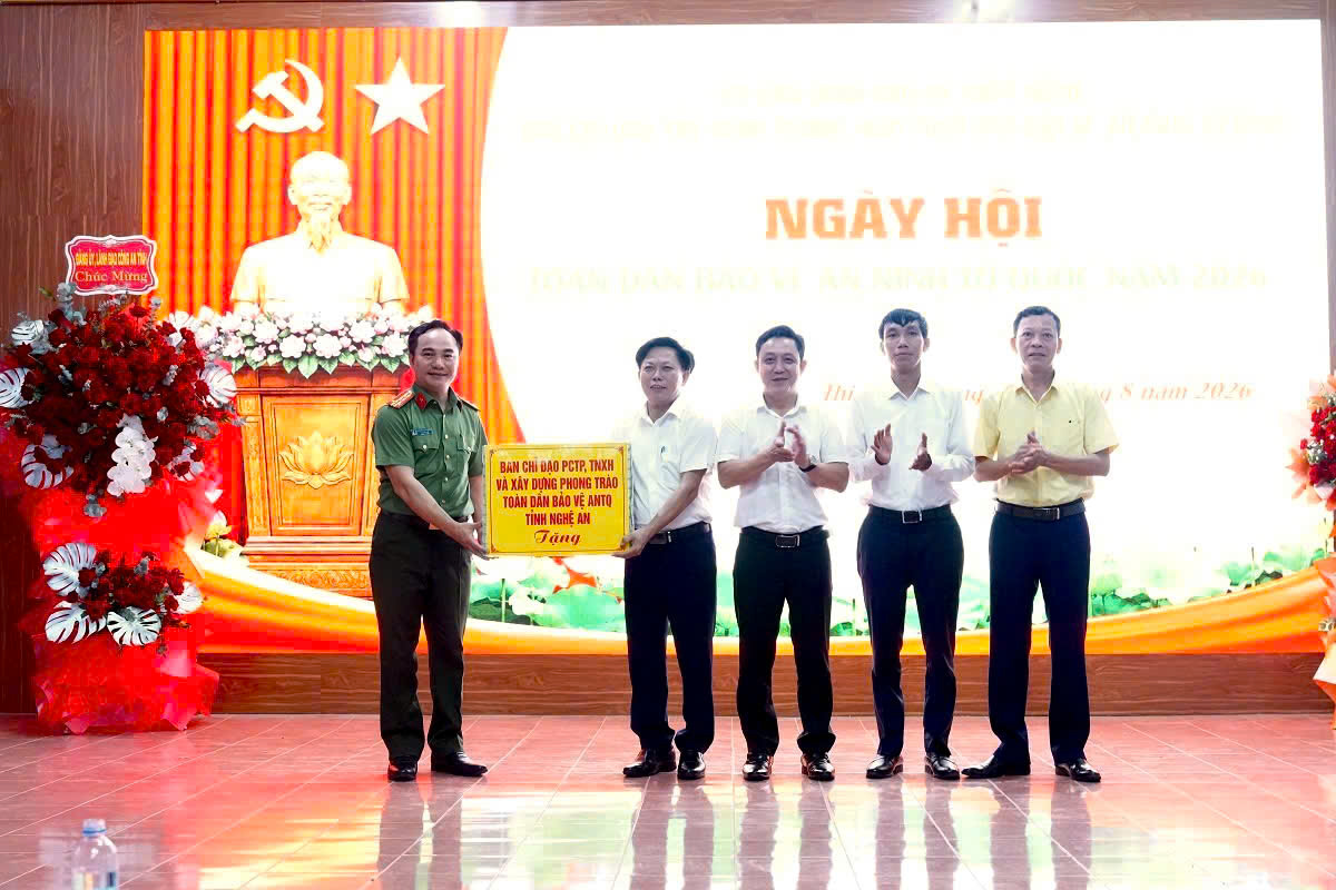   Đồng chí Đại tá Nguyễn Huy  Khích, Phó Giám đốc Công an tỉnh trao quà của Ban Chỉ đạo phòng chống tội phạm, tệ nạn xã hội và xây dựng phong trào toàn dân bảo vệ an ninh Tổ quốc tỉnh tặng Đảng bộ, chính quyền và Nhân dân xã Thiên Nhẫn