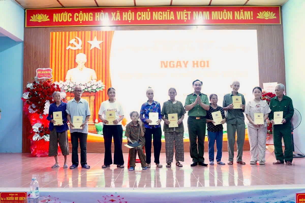 Đồng chí Đại tá Nguyễn Huy  Khích, Phó Giám đốc Công an tỉnh trao quà tặng hộ gia đình chính sách