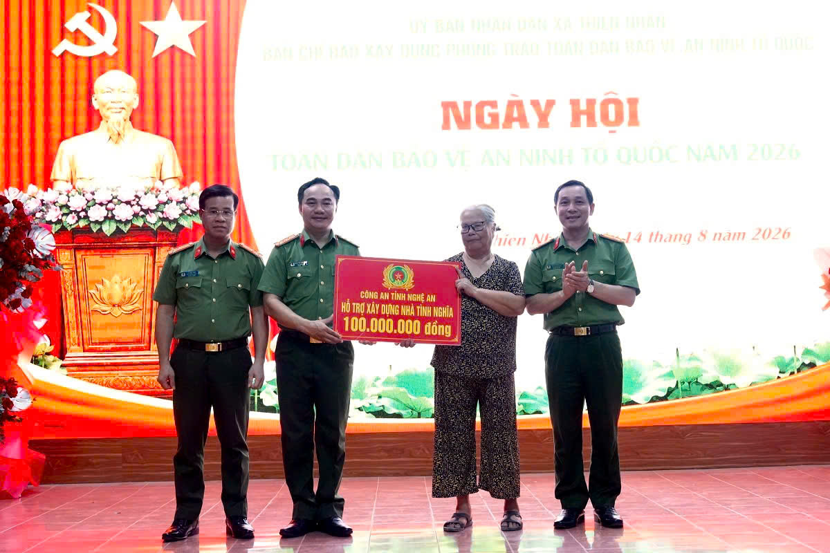 Đồng chí Đại tá Nguyễn Huy  Khích, Phó Giám đốc Công an tỉnh cùng một số lãnh đạo phòng Công an tỉnh trao biểu trưng hỗ trợ xây dựng nhà tình nghĩa tặng hộ gia đình có hoàn cảnh khó khăn