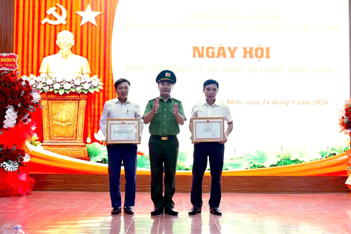 Đồng chí Đại tá Nguyễn Huy  Khích, Phó Giám đốc Công an tỉnh trao Giấy khen của Giám đốc Công an tỉnh tặng tập thể, cá nhân có thành tích xuất sắc trong phong trào toàn dân bảo vệ an ninh Tổ quốc