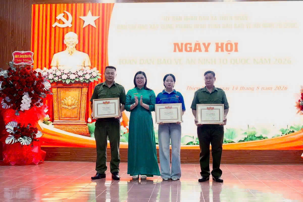 Trao Giấy khen của UBND xã tặng tập thể, cá nhân có thành tích xuất sắc trong xây dựng phong trào toàn dân bảo vệ an ninh Tổ quốc