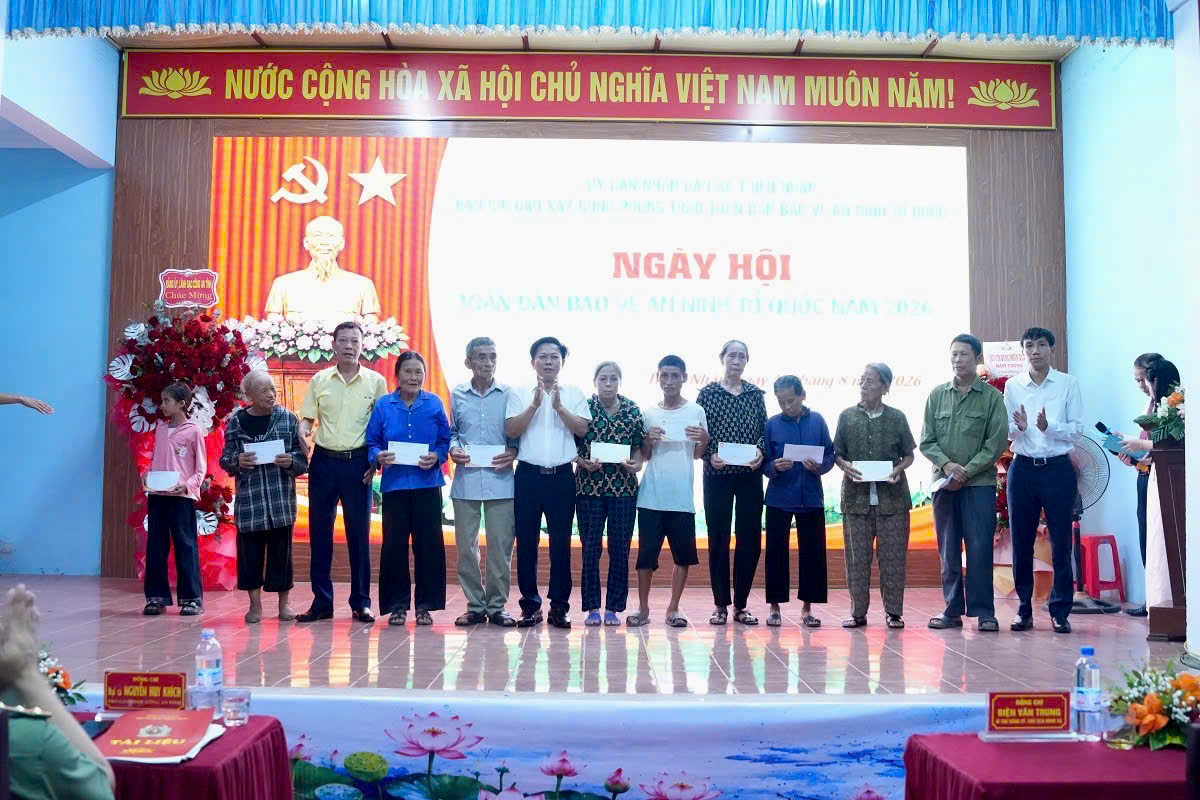 Trao quà tặng gia đình có hoàn cảnh khó khăn