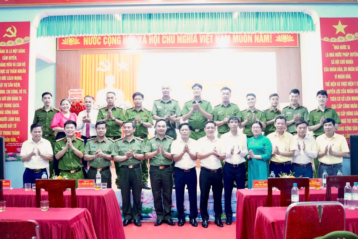 Đại biểu chụp ảnh lưu niệm