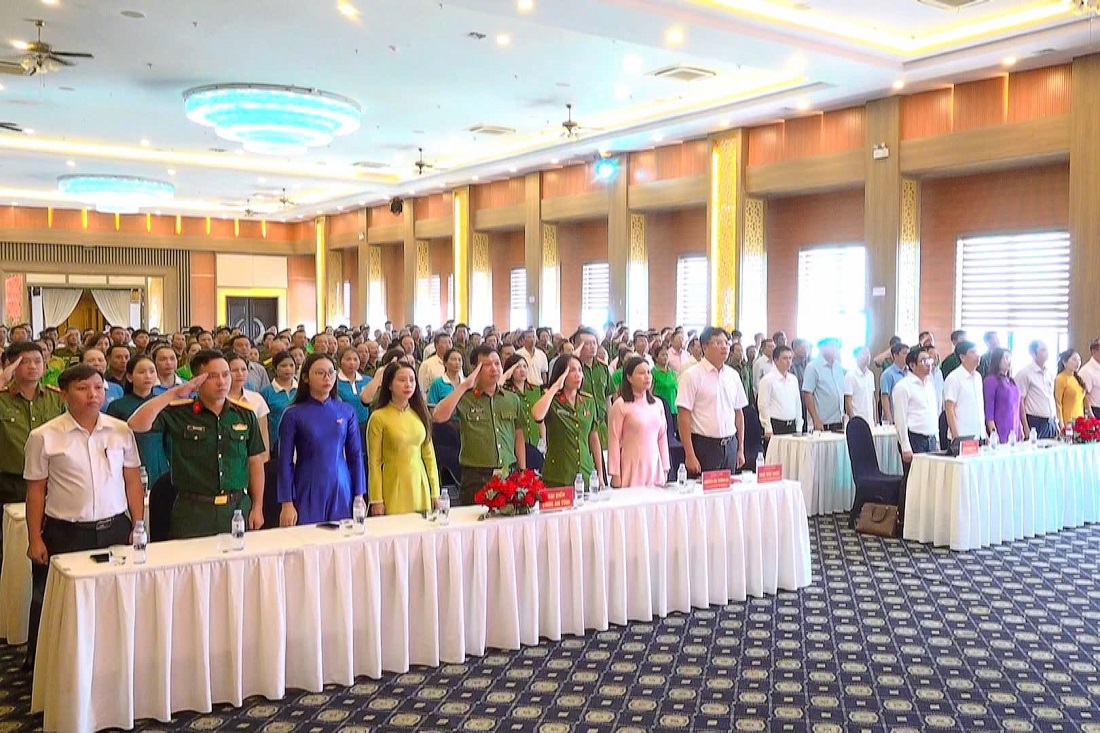 Đại biểu thực hiện nghi thức chào cờ 
