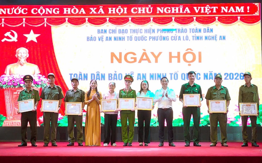 Trao khen thưởng tặng tập thể, cá nhân có thành tích xuất sắc trong phong trào toàn dân bảo vệ ANTQ   
