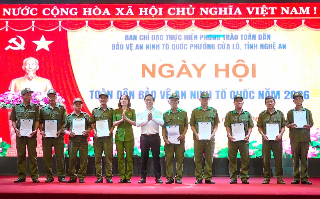 Trao Quyết định thành lập cho các Tổ bảo vệ ANTT ở cơ sở