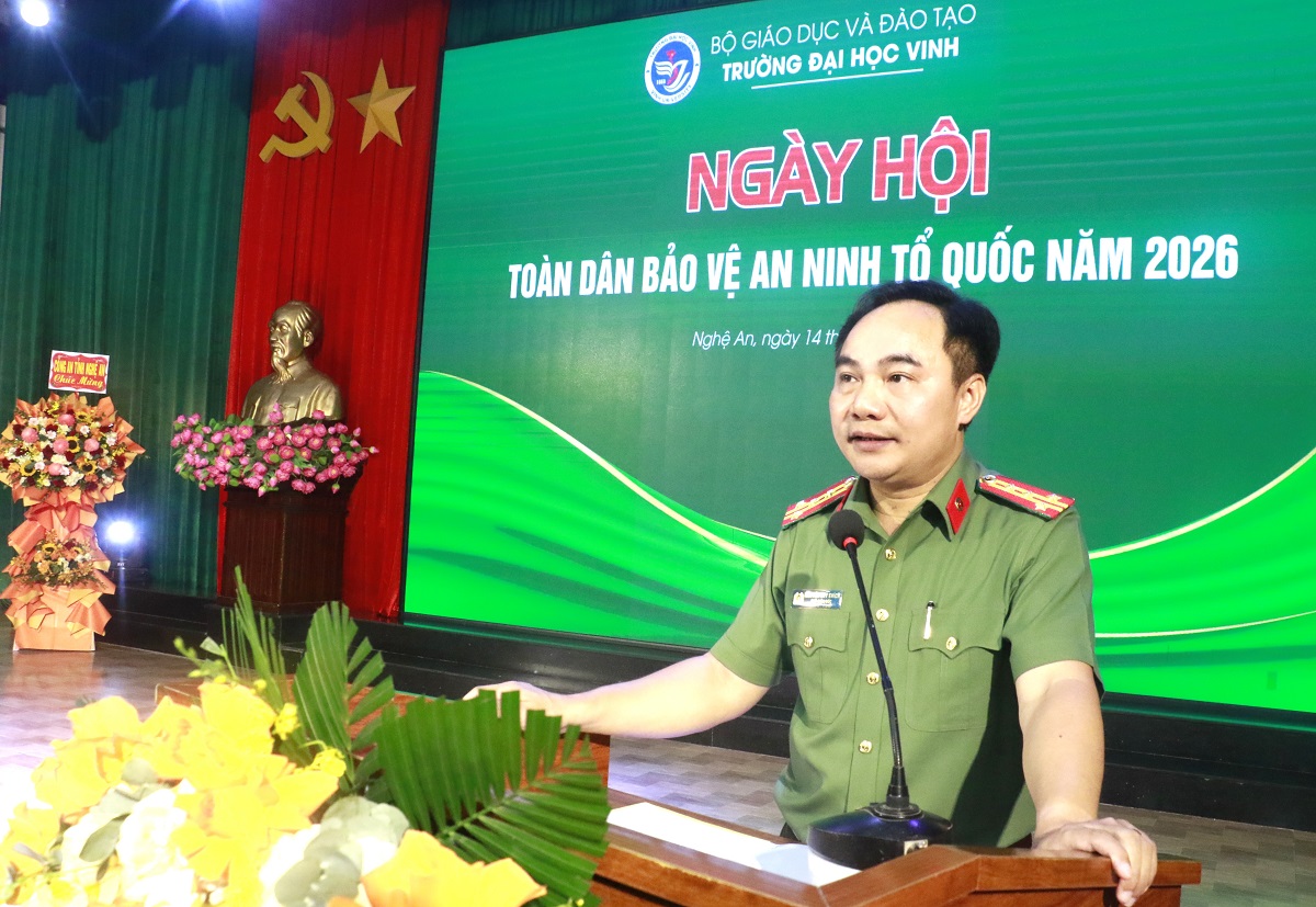 Đồng chí Đại tá Nguyễn Huy Khích, Phó Giám đốc Công an tỉnh phát biểu tại Ngày hội
