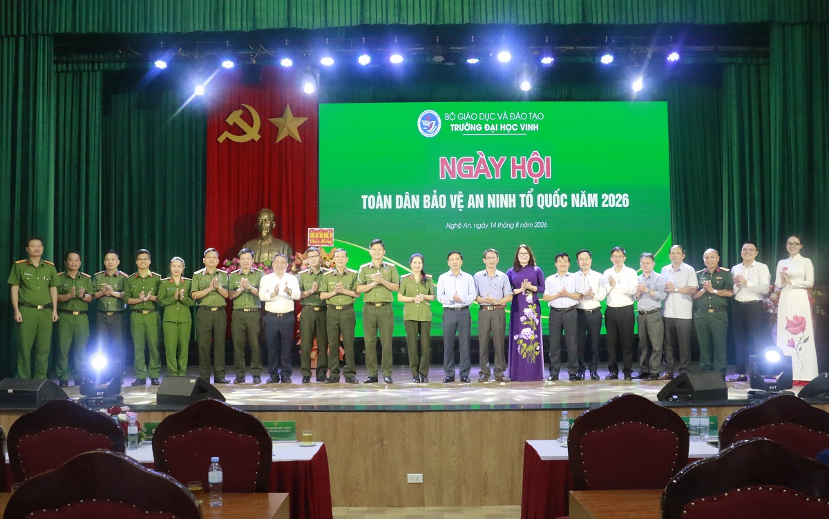 Đại biểu chụp hình lưu niệm