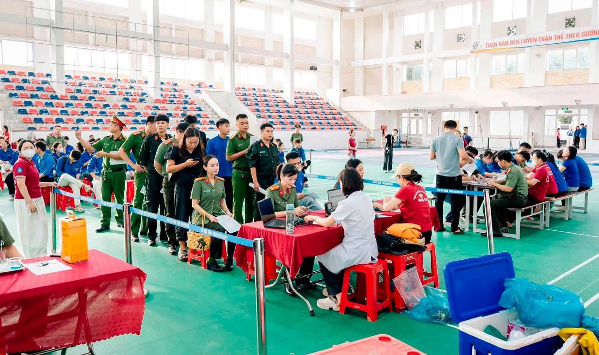 Cán bộ, chiến sĩ Công an tỉnh và cán bộ, người lao động, sinh viên, học viên Trường Đại học Vinh tích cực tham gia hiến máu tình nguyện