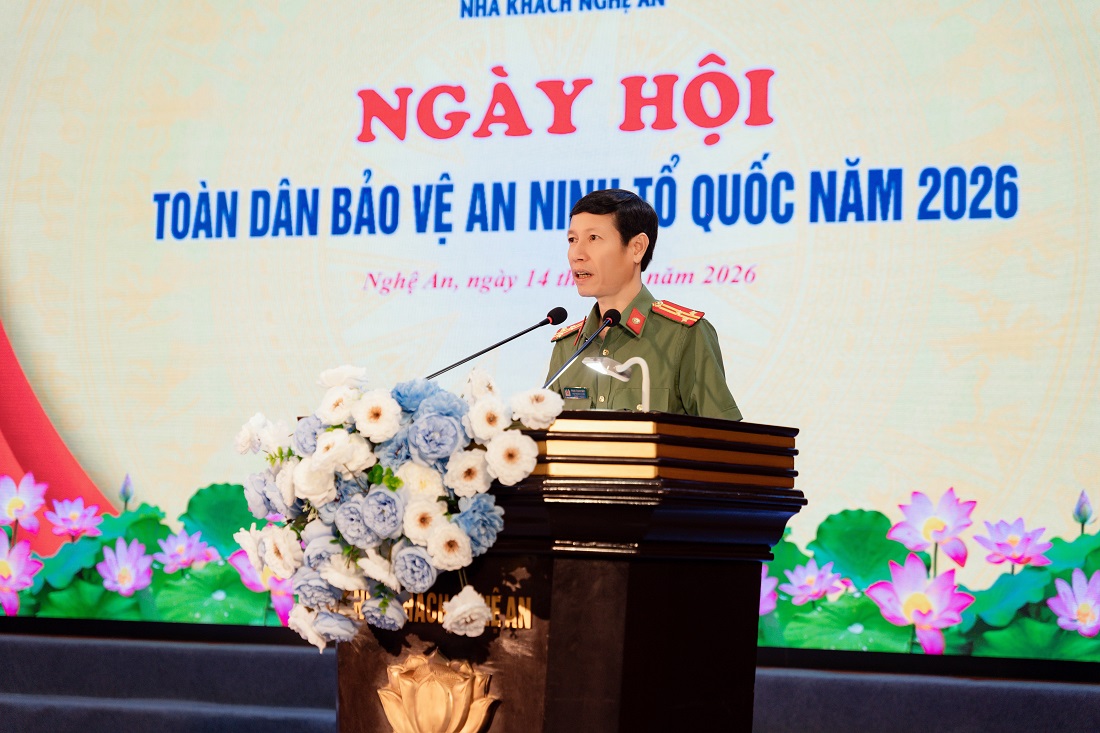 Đồng chí Thượng tá Phan Thanh Bình, Phó Trưởng phòng An ninh chính trị nội bộ Công an tỉnh phát biểu tại Ngày hội
