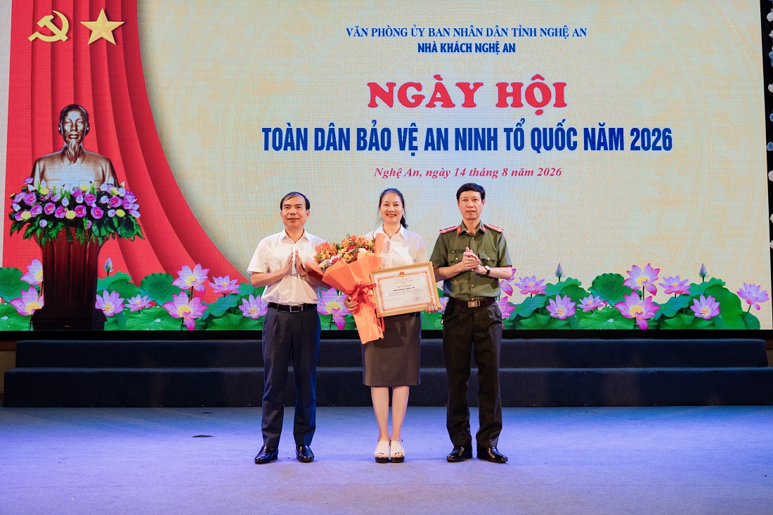 Trao Giấy khen tặng tập thể Nhà khách Nghệ An có thành tích xuất sắc trong phong trào toàn dân bảo vệ an ninh Tổ quốc    