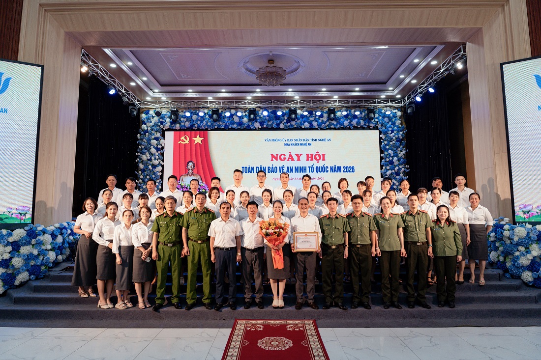 Đại biểu chụp ảnh lưu niệm