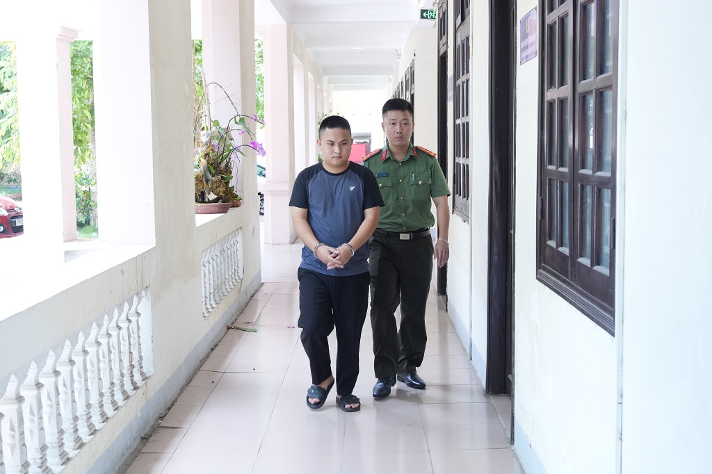 Lực lượng Công an dẫn giải đối tượng Vi Văn Đông 