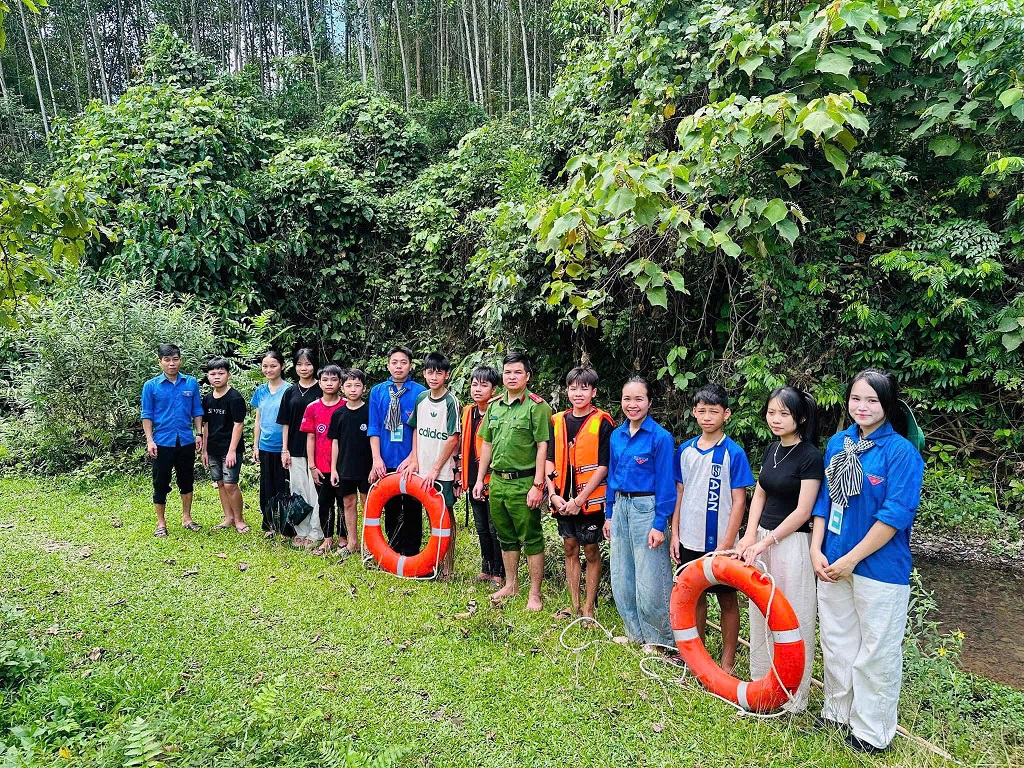 Công an xã hướng dẫn tại thực địa