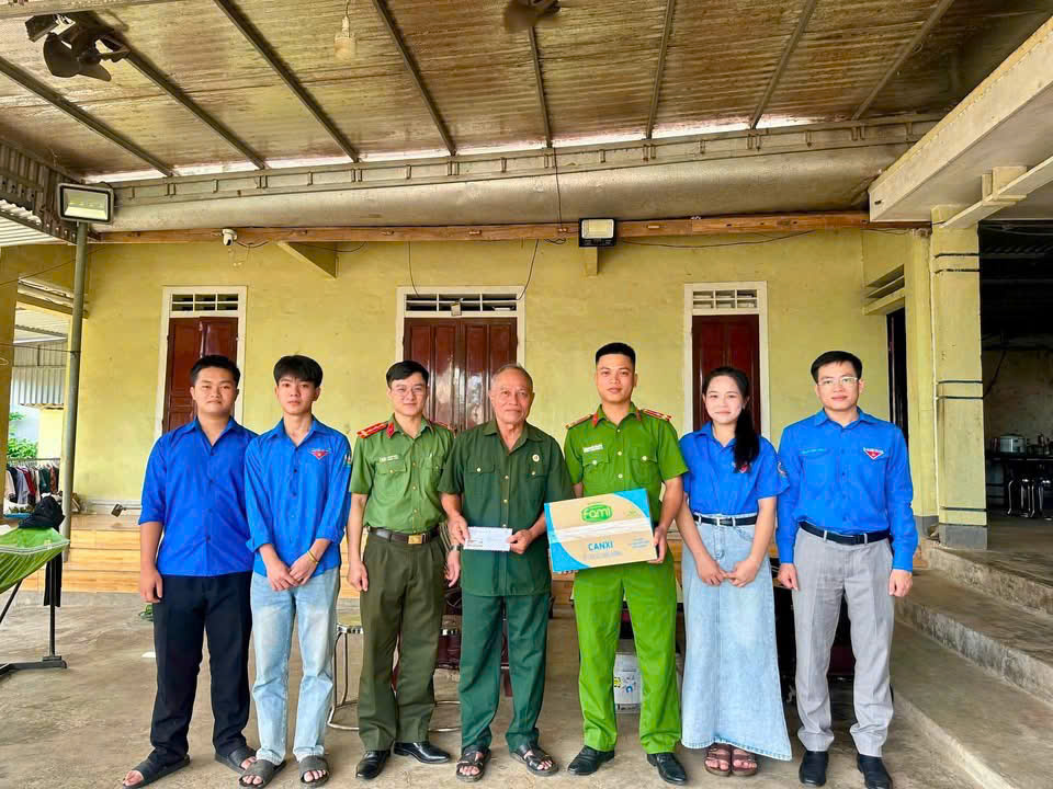 Công an xã thăm hỏi, tặng quà nhân Ngày Thương binh - Liệt sĩ