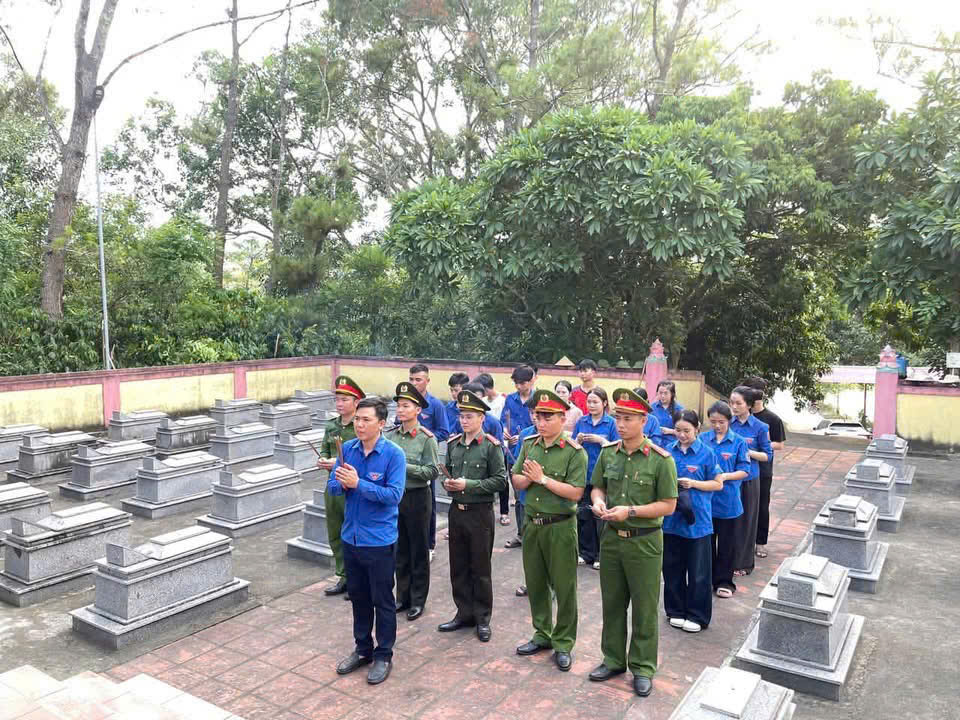 Công an xã dâng hương, dâng hoa tại Nghĩa trang Liệt sĩ 