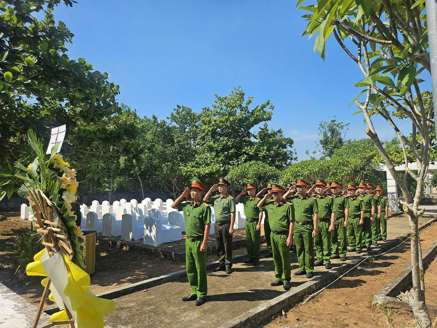 Công an xã dâng hương, dâng hoa tại Nghĩa trang Liệt sĩ 