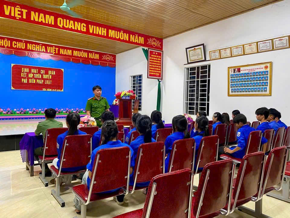 Công an xã tuyên truyền, phổ biến pháp luật