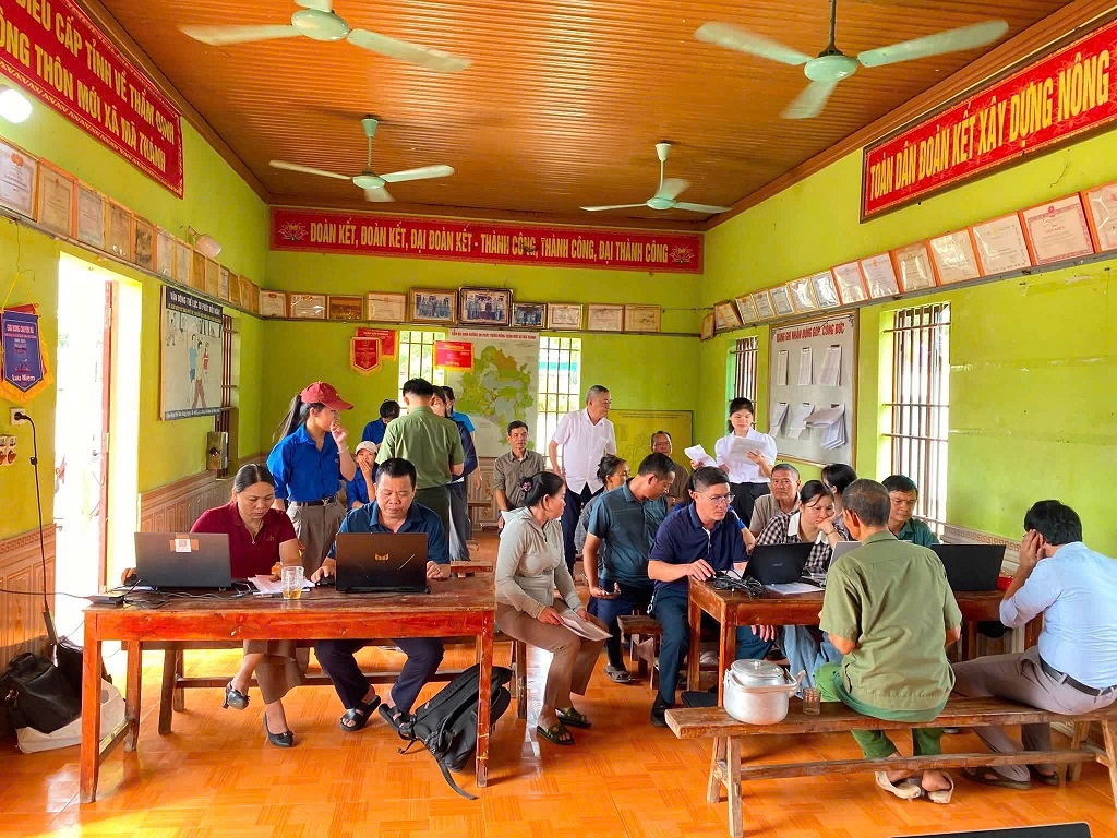 Công an xã hỗ trợ người dân