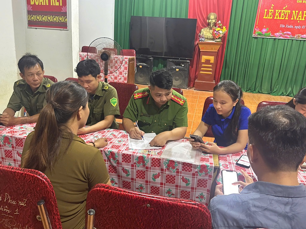 Công an xã hỗ trợ người dân