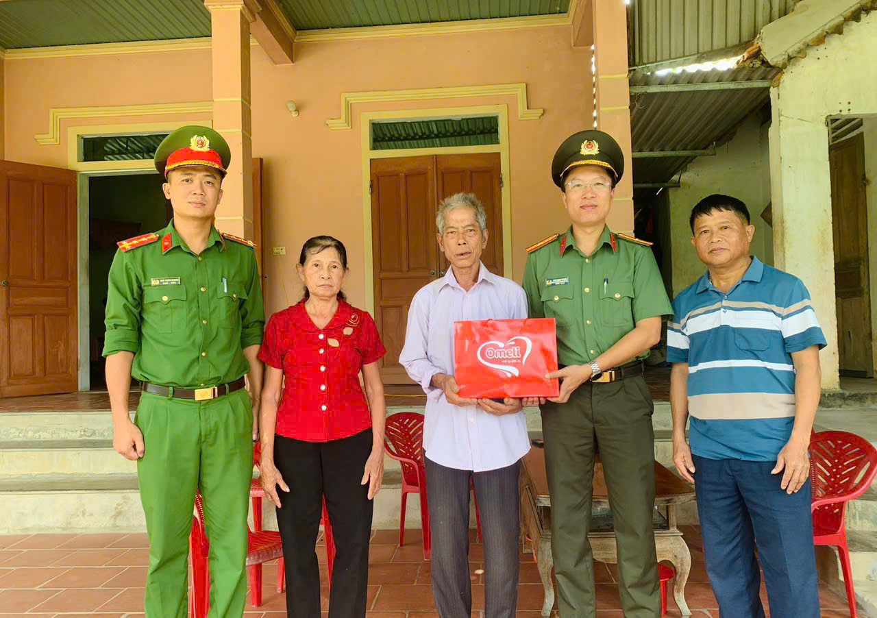 Công an xã thăm hỏi, tặng quà nhân Ngày Thương binh - Liệt sĩ