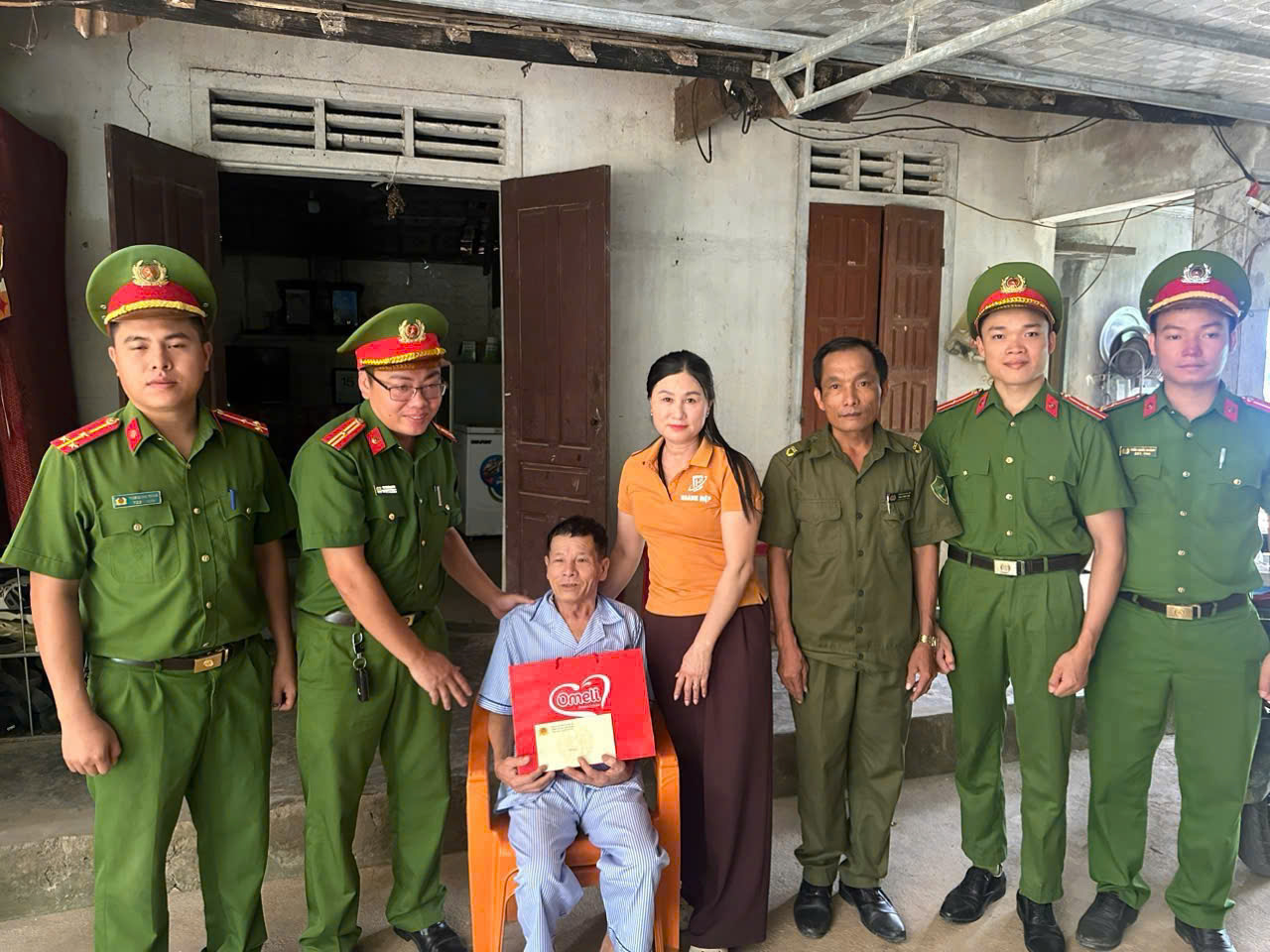 Công an xã thăm hỏi, tặng quà nhân Ngày Thương binh - Liệt sĩ