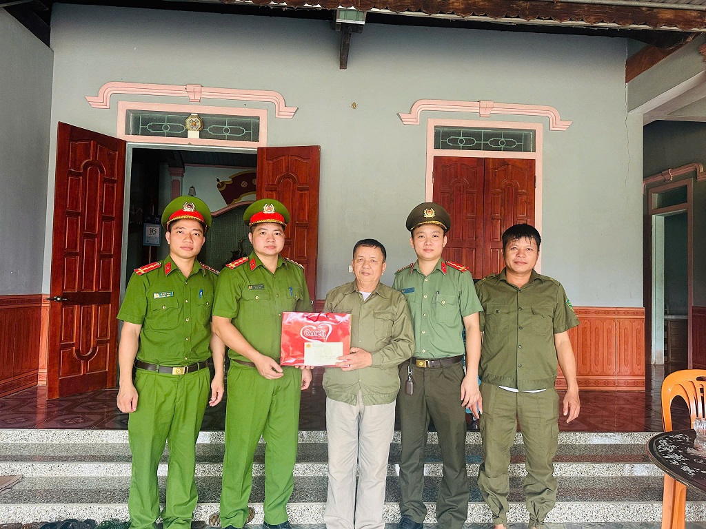 Công an xã thăm hỏi, tặng quà nhân Ngày Thương binh - Liệt sĩ