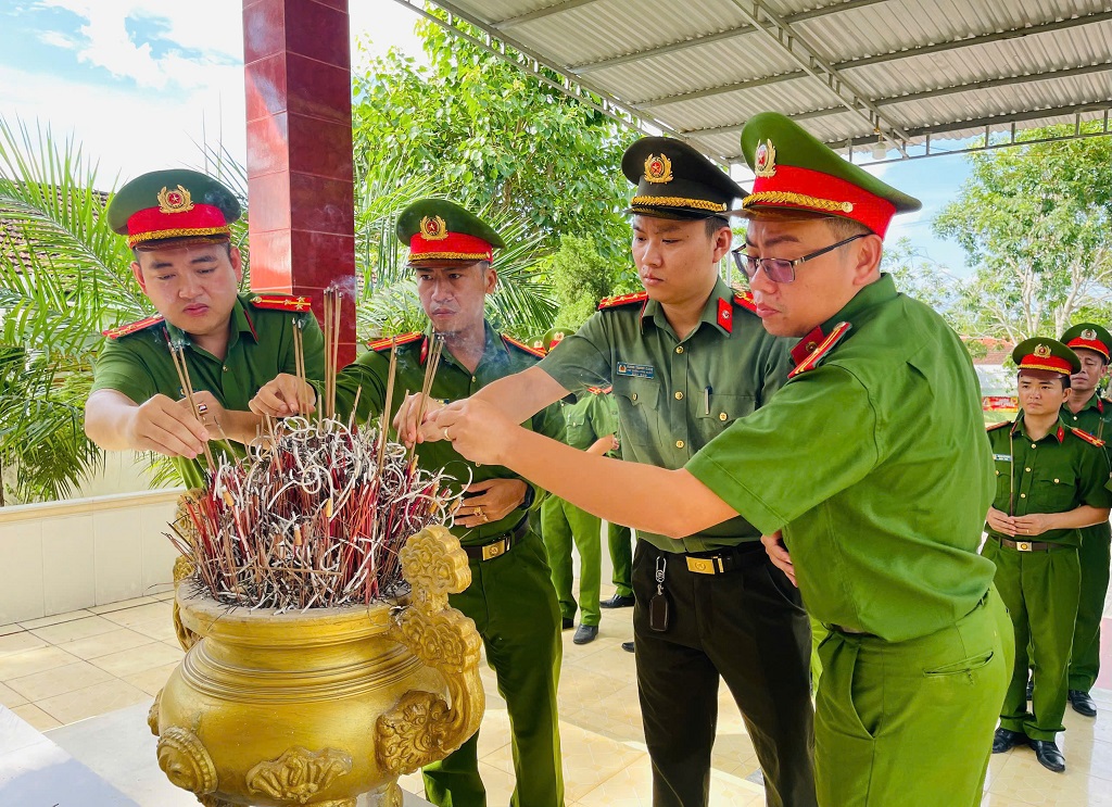 Công an xã dâng hương, dâng hoa tại Nghĩa trang Liệt sĩ 