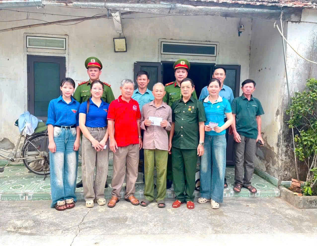 Công an xã thăm hỏi, tặng quà nhân Ngày Thương binh - Liệt sĩ