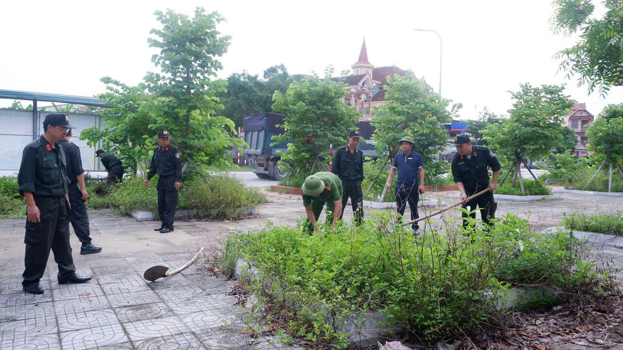 Phát quang bụi rậm, góp phần chỉnh trang cảnh quan, bảo đảm trật tự ATGT
