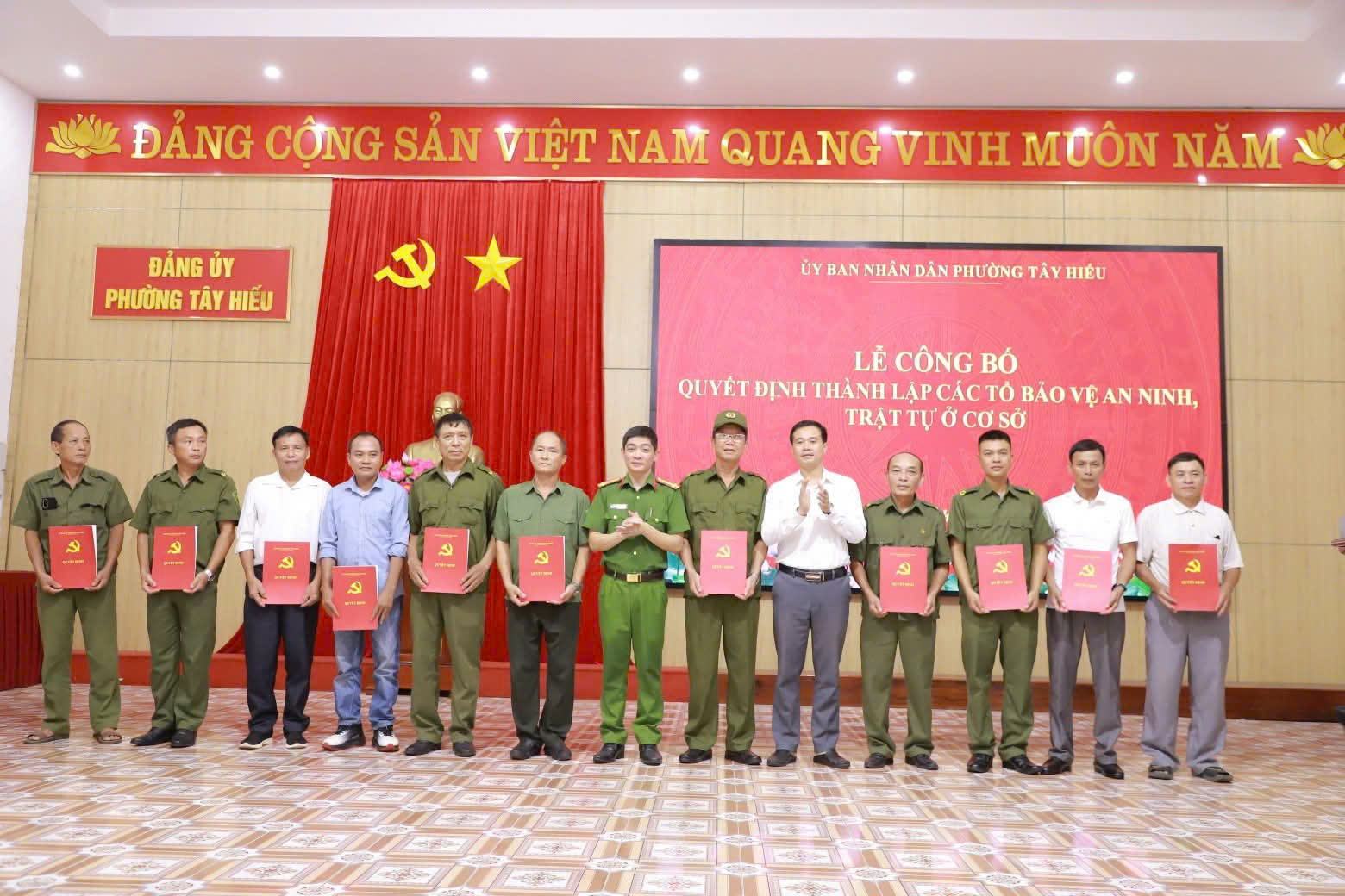 Trao Quyết định thành lập Tổ bảo vệ ANTT ở cơ sở