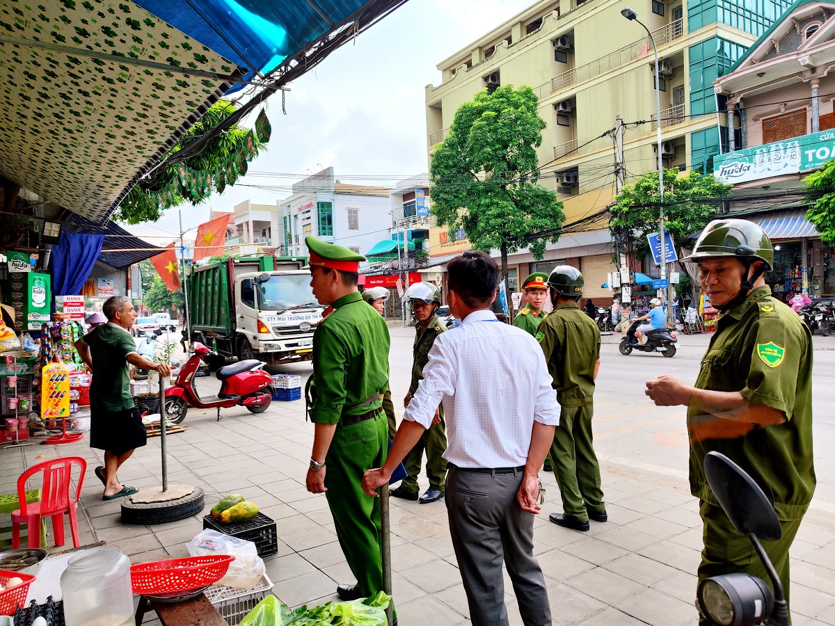Công an phường ra quân giải toả vi phạm, chống tái lấn chiến hành lang ATGT