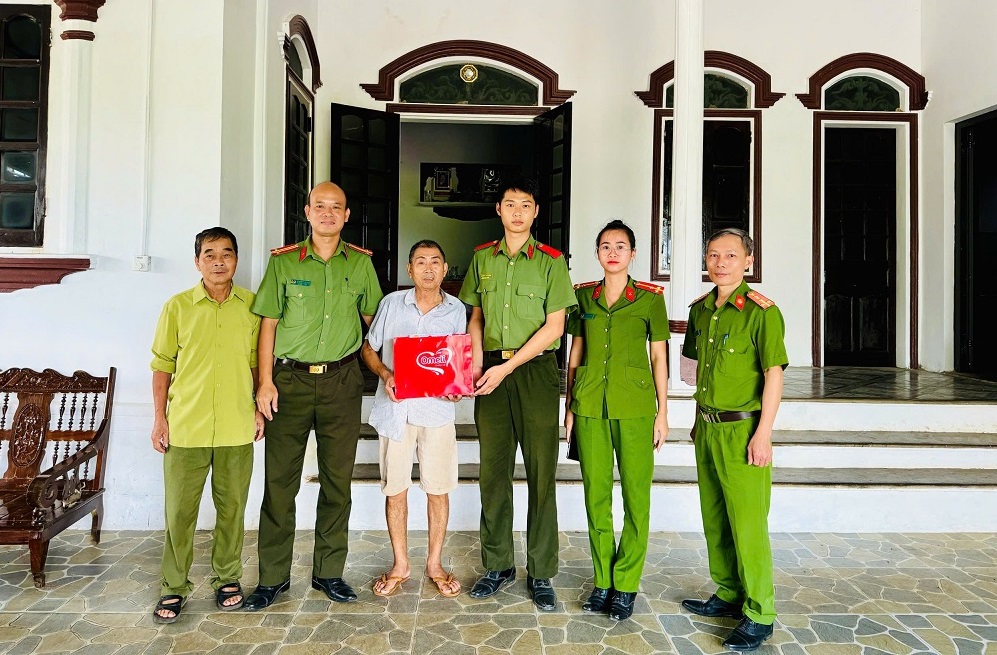 Công an xã thăm hỏi, tặng quà các đồng chí thương binh, bệnh binh trên địa bàn