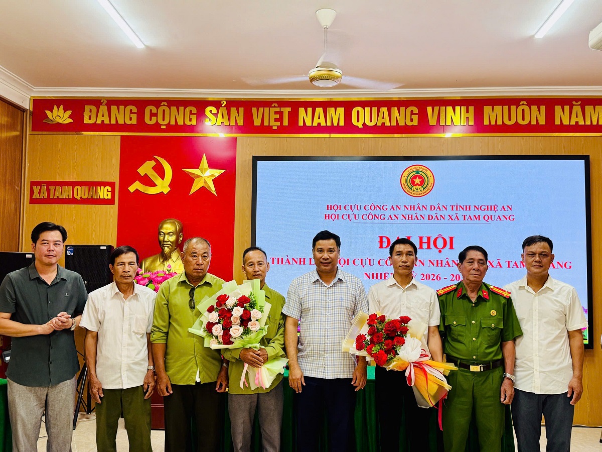 Tặng hoa Ban Chấp hành Hội Cựu CAND xã Tam Quang nhiệm kỳ 2026 -2031