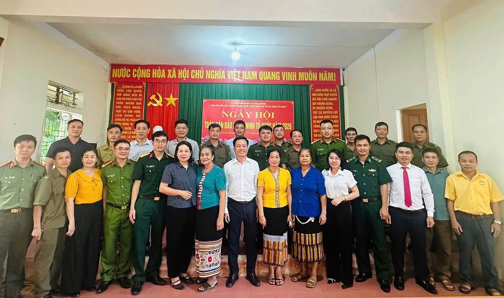Đại biểu chụp ảnh lưu niệm tại Ngày hội
