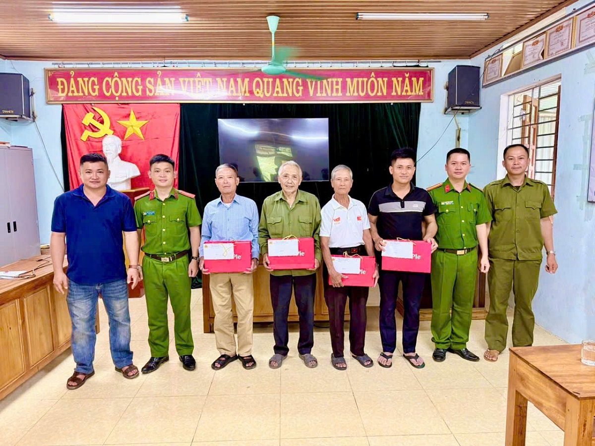 Công an xã tặng quà thương, bệnh binh