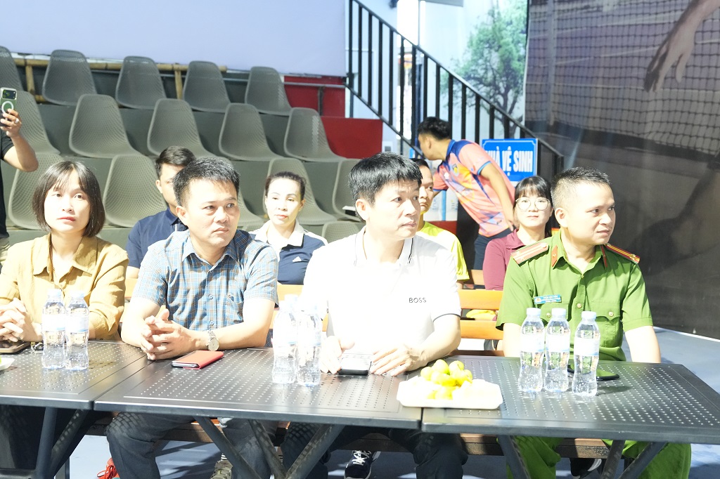 Đại biểu dự buổi lễ   