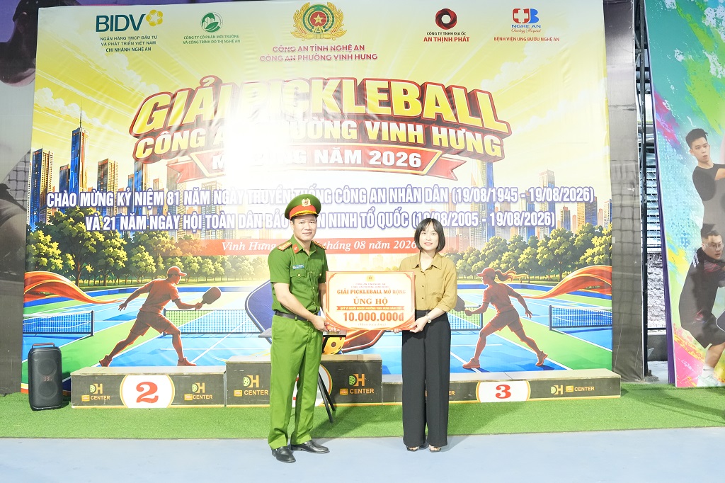 Đại diện Chỉ huy Công an phường Vinh Hưng trao quà ủng hộ Quỹ vì người nghèo của Ủy ban MTTQ phường 