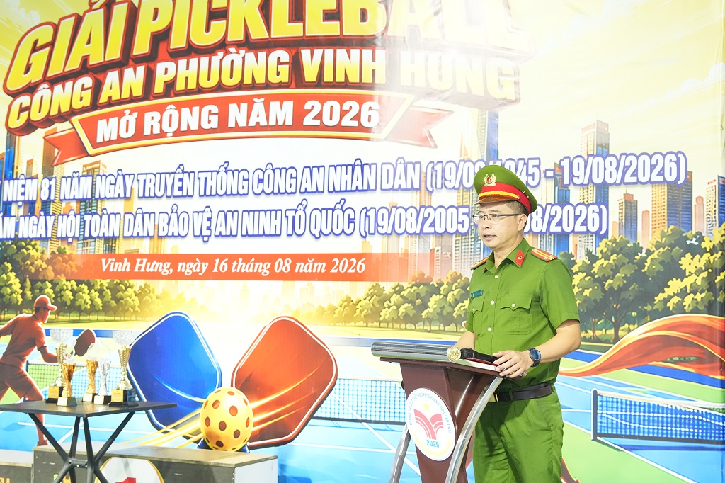  Đại diện Công an phường Vinh Hưng điều hành buổi Lễ khai mạc 