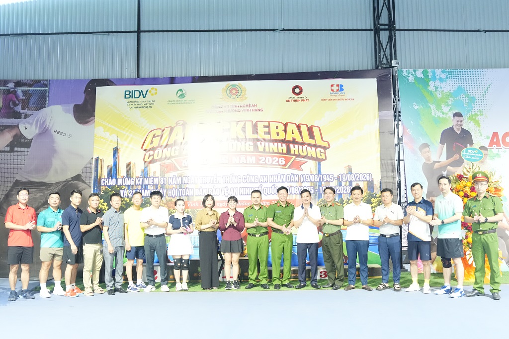 Đại biểu chụp ảnh lưu niệm 