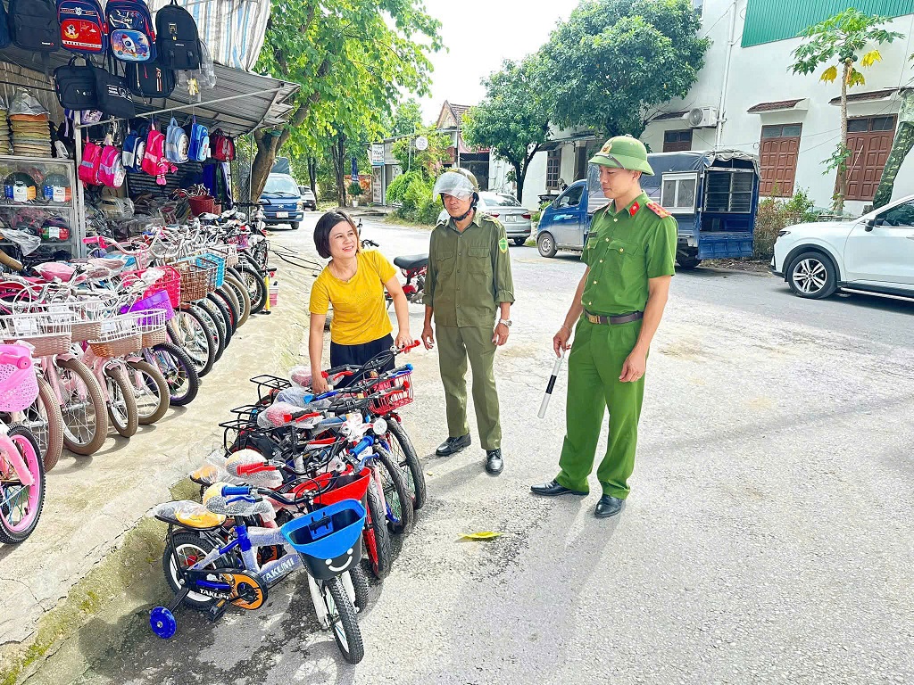 Công an xã Anh Sơn ra quân giải toả vi phạm, chống tái lấn chiếm hành lang ATGT năm 2026