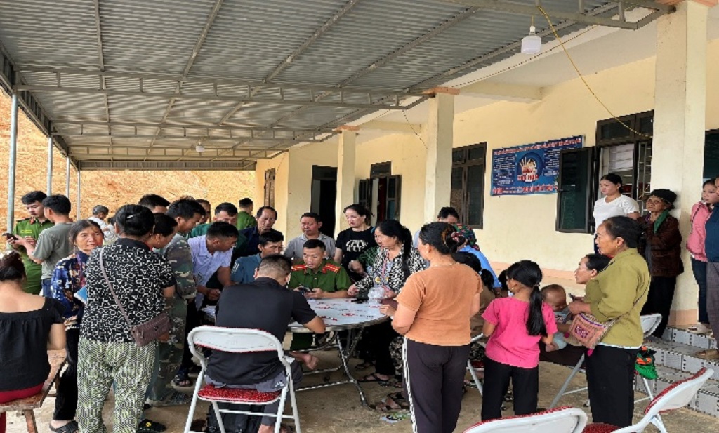 Ngay say Lễ ra mắt, Công an xã Huồi Tụ trực tiếp tiếp nhận, hướng dẫn và giải quyết thủ tục hành chính cho người dân