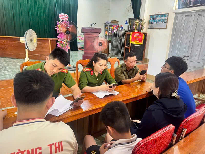 Công an xã hỗ trợ người dân