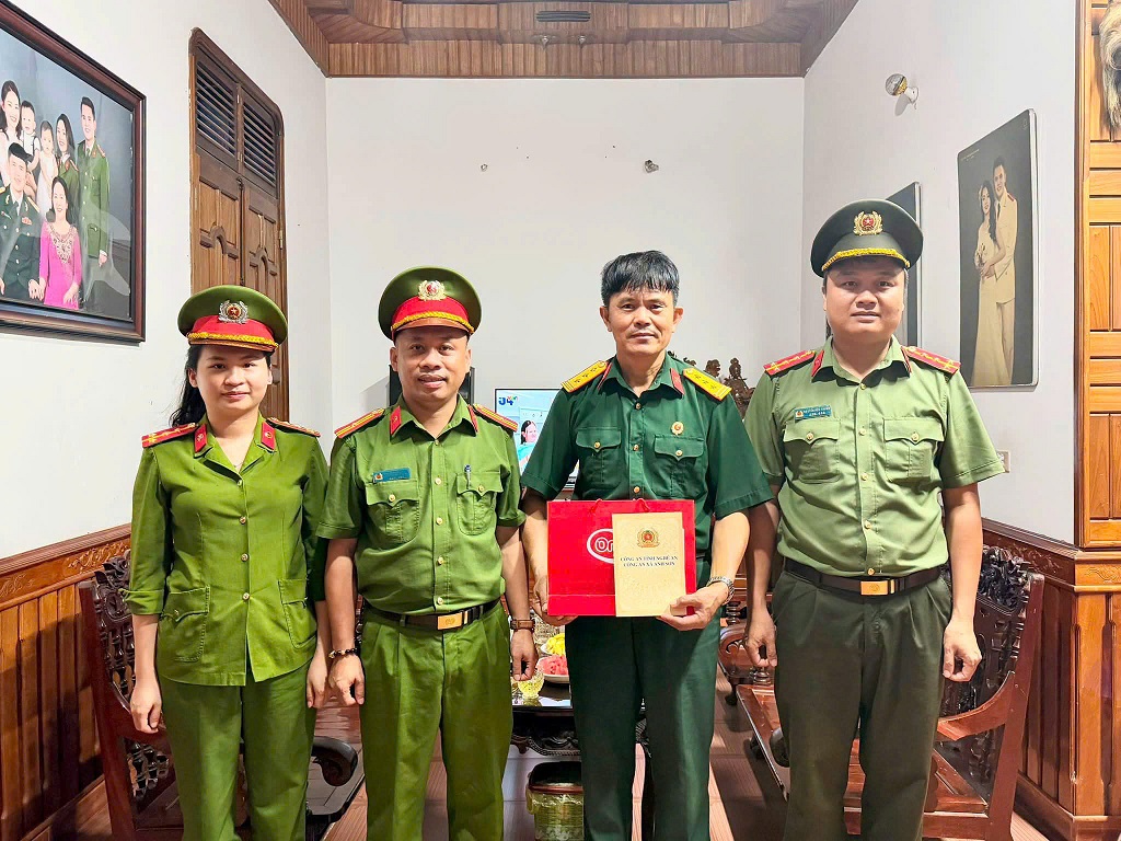 Công an xã thăm hỏi, tặng quà nhân Ngày Thương binh - Liệt sĩ