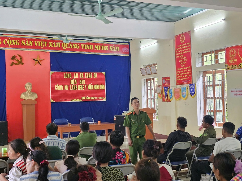 Chỉ huy Công an xã Keng Đu lắng nghe và giải đáp những ý kiến, thắc mắc của người dân tại Diễn đàn
